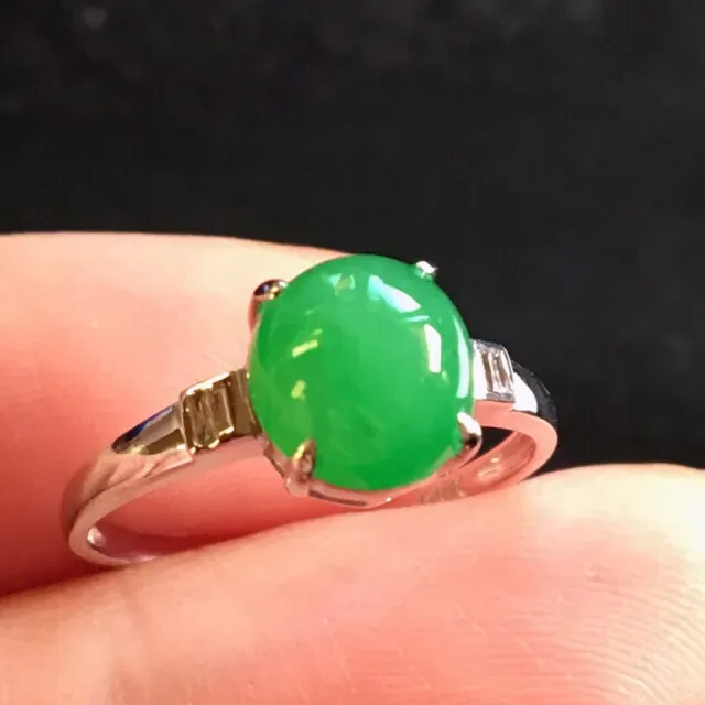 【值得推荐】好漂亮的绿旦戒指，18k金伴靓钻镶嵌，尺寸8.1*7.6*7.0mm，非常大气，简约美耐看，送礼或自留佳选，值得拥有．