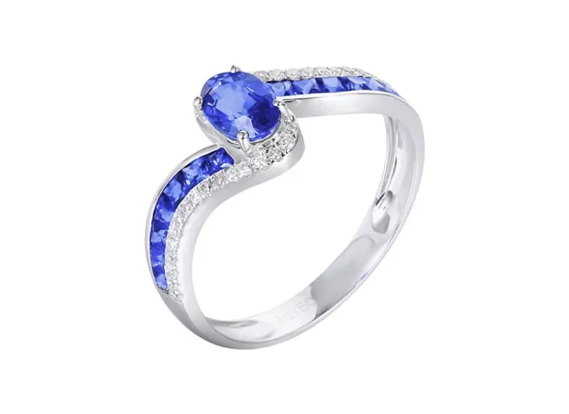 【18k金镶蓝宝石戒指 宝石参数:0.67+0.65ct 配石:钻石34颗,总重2.13克,圈口:14号(可改圈)】图4