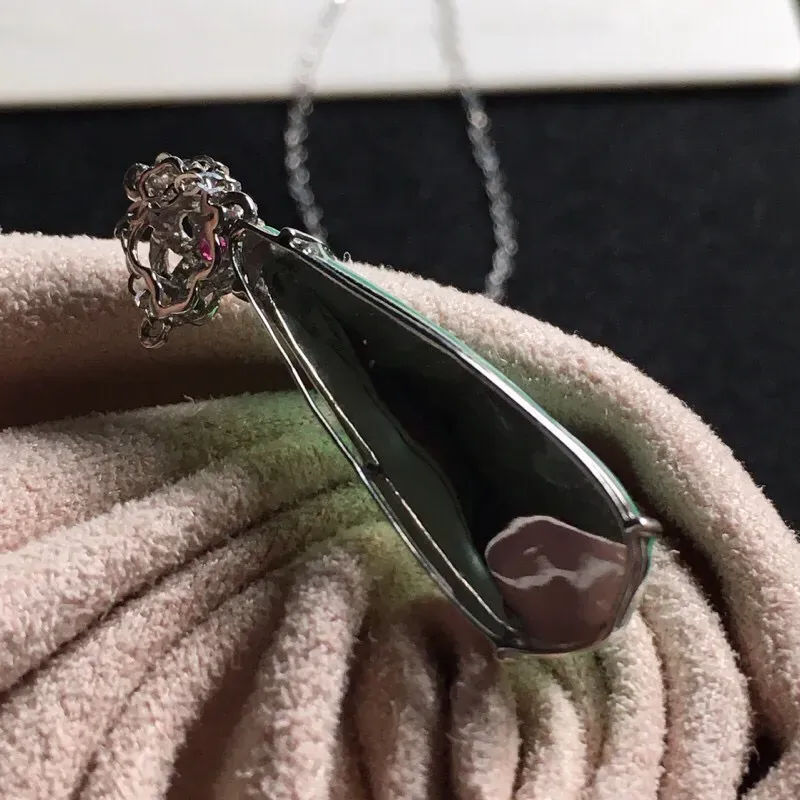 【值得推荐】好漂亮的老种起胶冰晴水绿豆角项链，步步高升，连中三元，18K金镶嵌，含18k金项链，尺寸28.2*7.8*6.6mm，非常大气，简约美耐看，送礼或自留佳选，值得拥有．