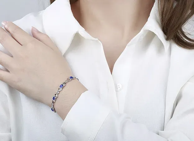 【18k金镶矢车菊蓝宝石手链 宝石参数:2.84ct 配石:钻石48颗、白蓝宝7颗,总重5.72克,链长:17cm】图3