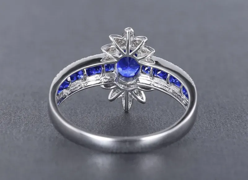【18k金镶皇家蓝蓝宝石戒指 宝石参数:0.72+0.46ct 配石:钻石70颗,总重2.38克,圈口:14号(可改圈)】图2