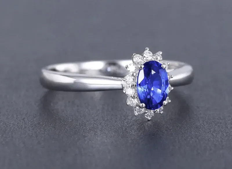 【18k金镶蓝宝石戒指 宝石参数:0.58ct 配石:钻石14颗,总重1.92克,圈口:13.5号(可改圈)】图1
