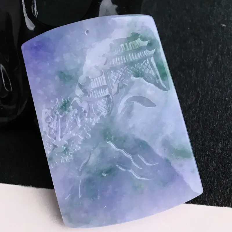 水润紫罗兰山水牌挂件  尺寸55.5*39*9.3mm  水头好，料子细腻，雕工栩栩如生