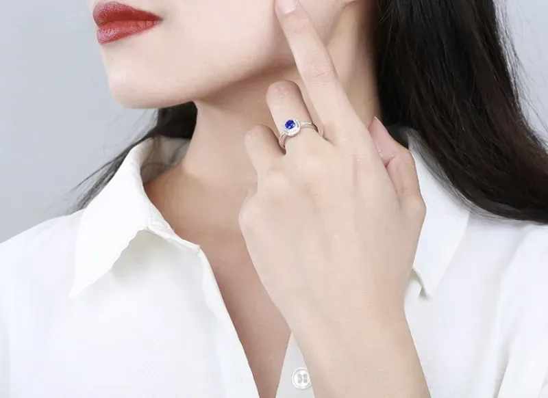 【18k金镶蓝宝石戒指 宝石参数:0.55ct 配石:钻石63颗,总重2.20克,圈口:14号(可改圈)】图3