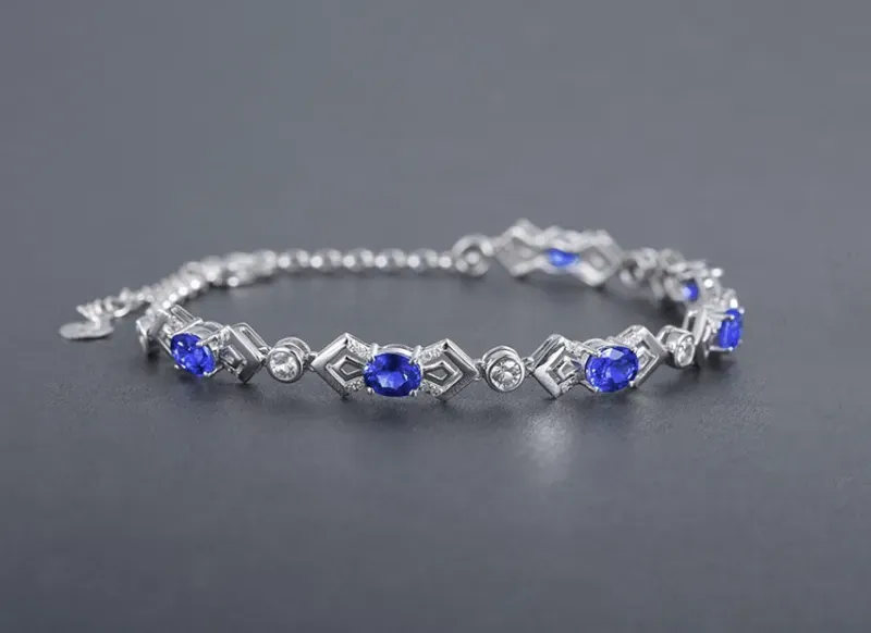 【18k金镶矢车菊蓝宝石手链 宝石参数:2.84ct 配石:钻石48颗、白蓝宝7颗,总重5.72克,链长:17cm】图1