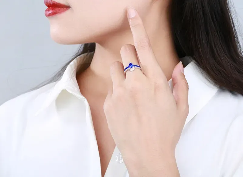 【18k金镶皇家蓝蓝宝石戒指 宝石参数:0.72+0.46ct 配石:钻石70颗,总重2.38克,圈口:14号(可改圈)】图3