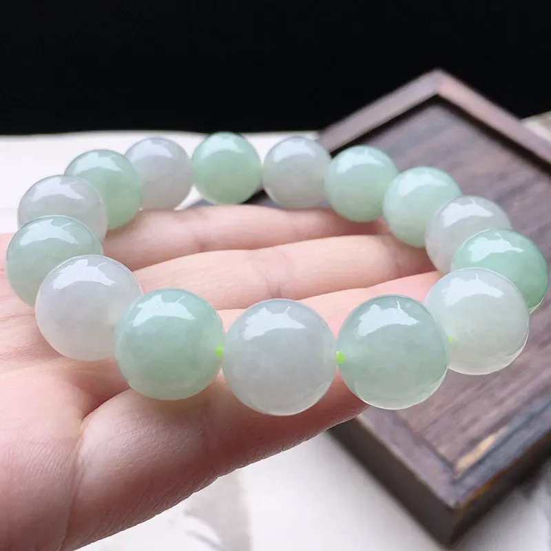 翡翠圆珠手串，玉质莹润，佩戴佳品，尺寸：13.2mm，重60.90克
