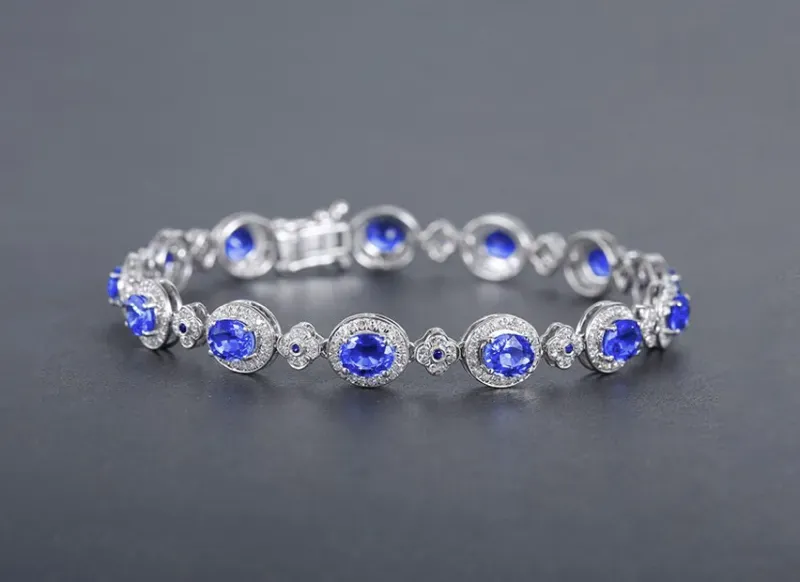 【18k金镶矢车菊蓝宝石手链 宝石参数:5.55+0.08ct 配石:钻石356颗,总重8.23克,链长:17cm】图1