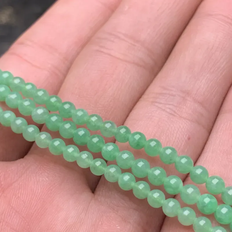 糯种果绿色翡翠珠链项链、154颗、直径3.5毫米、质地细腻、色彩鲜艳、隔珠是装饰品、ADA031C12