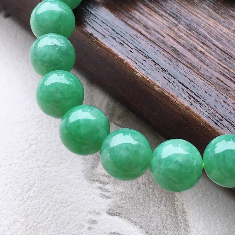 翡翠带绿圆珠手串，玉质莹润，佩戴佳品，尺寸：9.8mm，重32.98克
