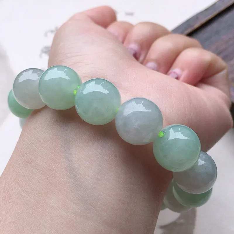 翡翠圆珠手串，玉质莹润，佩戴佳品，尺寸：13.2mm，重60.90克