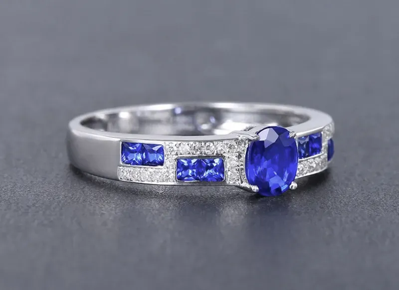 【18k金镶蓝宝石戒指 宝石参数:0.45+0.38ct 配石:钻石28颗,总重2.07克,圈口:14号(可改圈)】图1