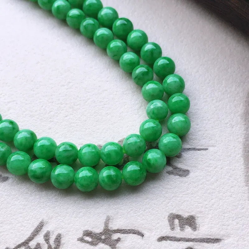 翡翠带绿圆珠项链(铜扣)，玉质莹润，佩戴佳品，尺寸:6mm，118颗，重37.23克