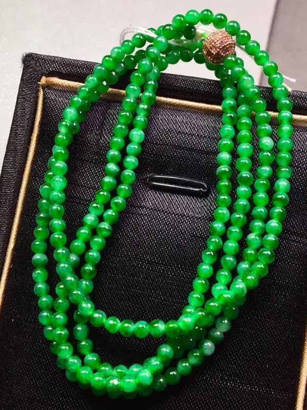 冰辣绿圆珠项链，色辣水润，无裂，裸石尺寸2.8共238个