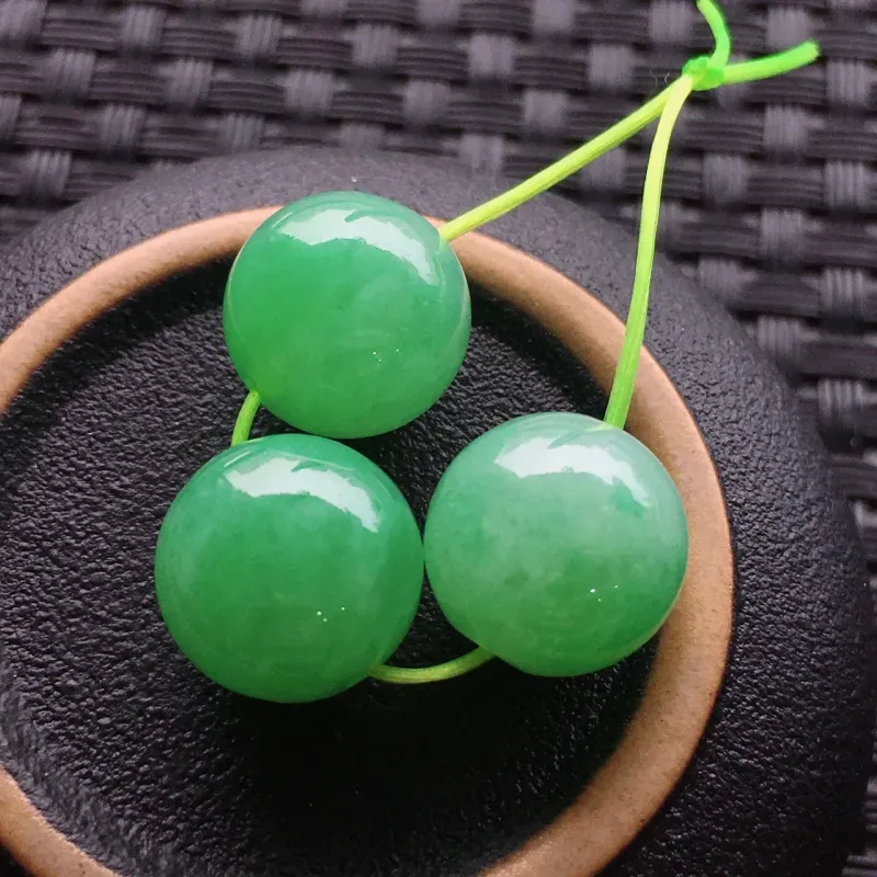 #自然光实拍# 圆珠3颗 玉质细腻，种老起胶，种水好。配绳为装饰品。