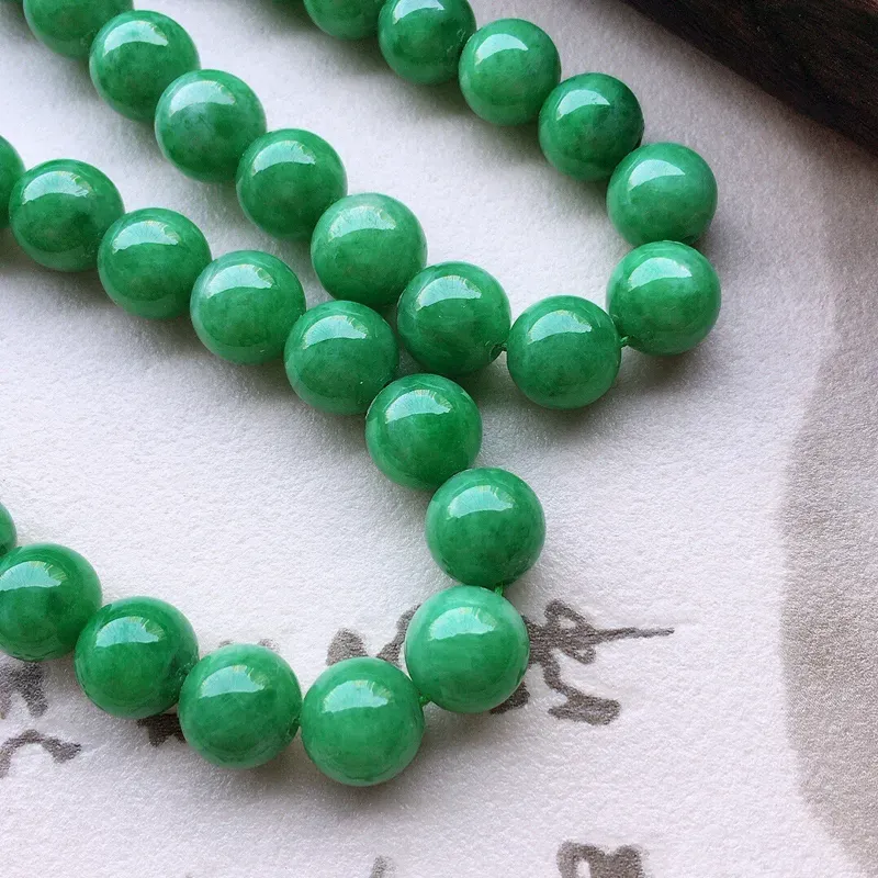 翡翠带绿圆珠项链(银扣)，玉质莹润，佩戴佳品，尺寸:取大10.3mm，取小8.3mm，60颗，重86.62克