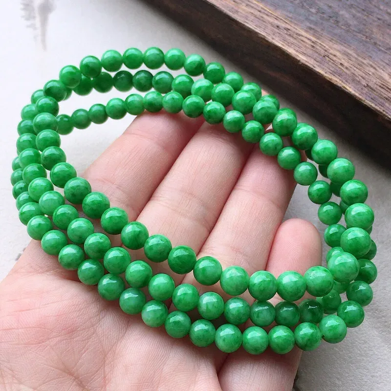 翡翠带绿圆珠项链(铜扣)，玉质莹润，佩戴佳品，尺寸:6mm，118颗，重37.23克
