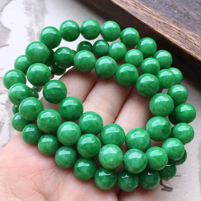 翡翠带绿圆珠项链(银扣)，玉质莹润，佩戴佳品，尺寸:取大10.3mm，取小8.3mm，60颗，重86.62克