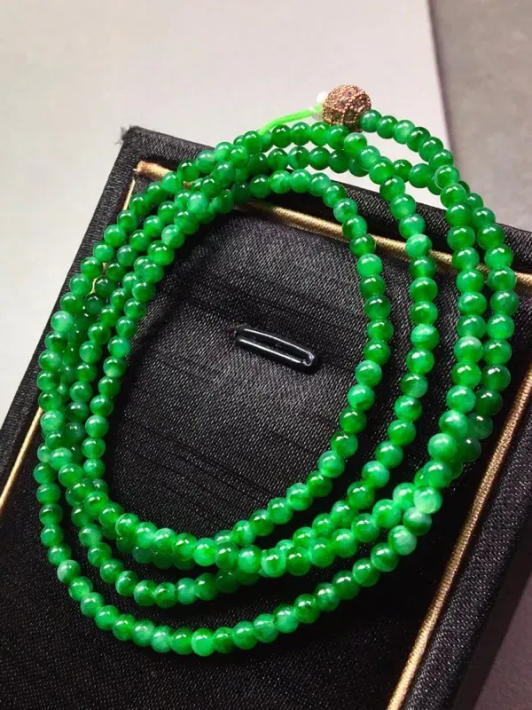 冰辣绿圆珠项链，色辣水润，无裂，裸石尺寸2.8共238个