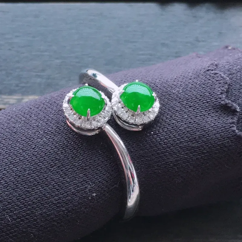 阳绿戒指，18k金伴钻镶嵌 种好通透，水润玉质细腻，工艺佳，饱满品相佳，可直接佩戴。裸石尺寸4*3.7*3mm