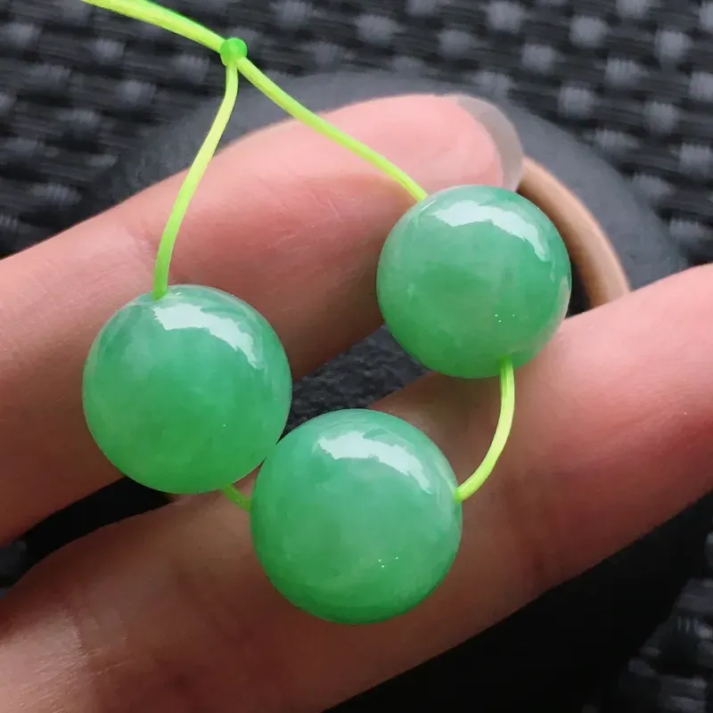 #自然光实拍# 圆珠3颗 玉质细腻，种老起胶，种水好。配绳为装饰品。