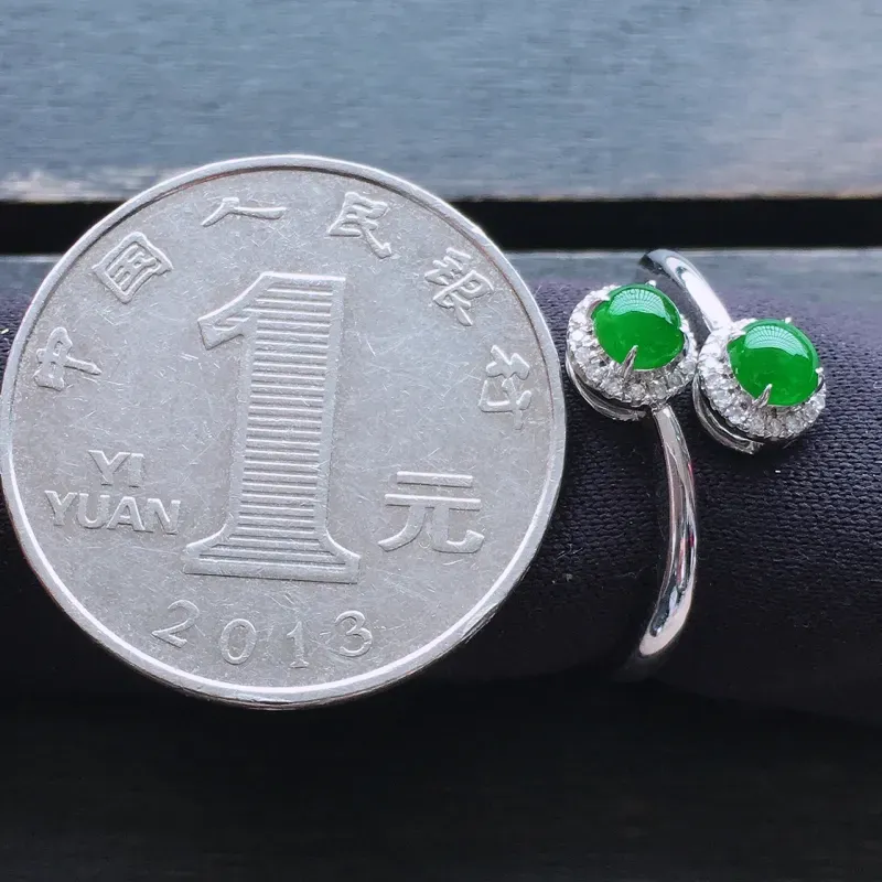 阳绿戒指，18k金伴钻镶嵌 种好通透，水润玉质细腻，工艺佳，饱满品相佳，可直接佩戴。裸石尺寸4*3.7*3mm