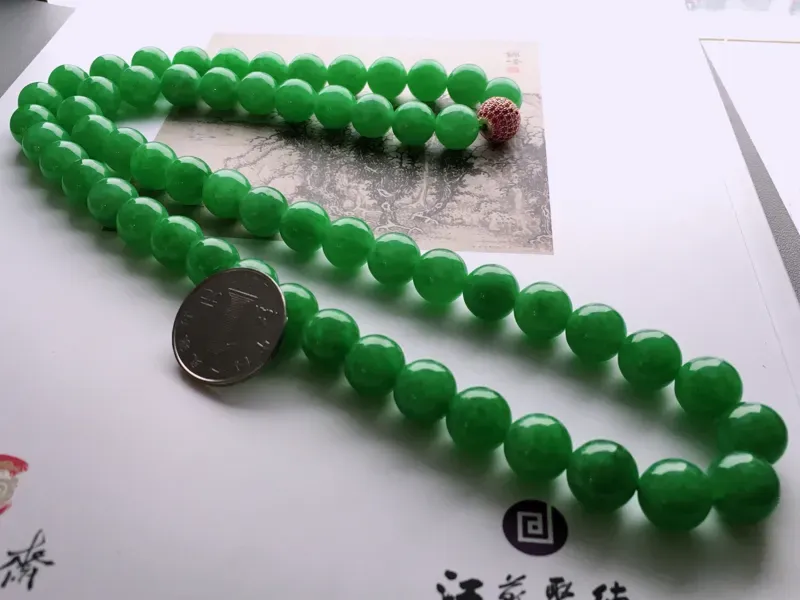 #自然光拍#绿色珠链，色泽艳丽，种好细腻，精美。金属扣是饰品。58粒