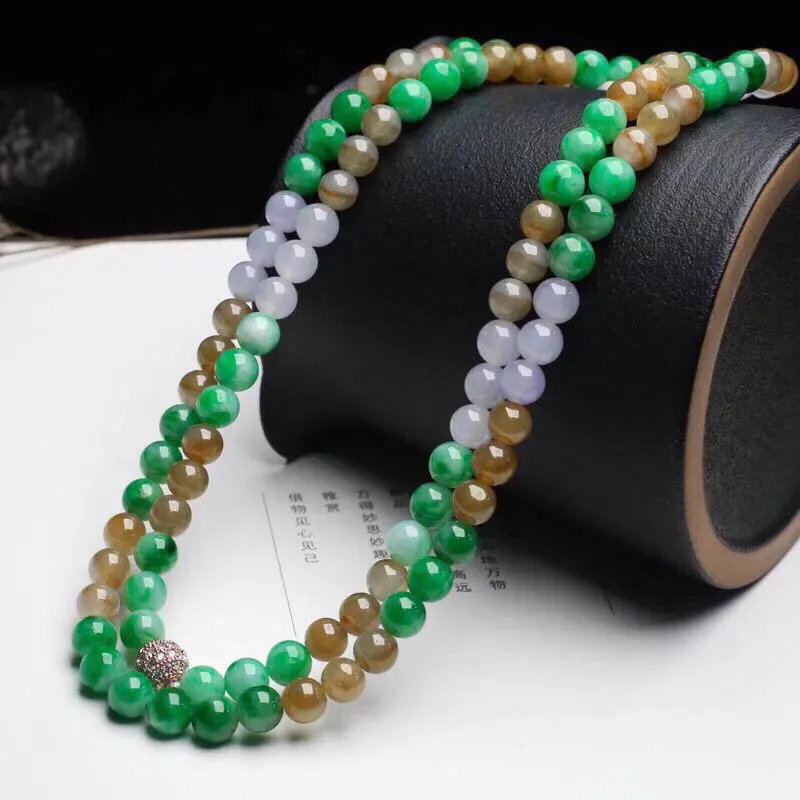 推荐款多彩翡翠珠链，共108颗珠子，取其中一颗珠尺寸大约7.1mm，珠子圆润饱满，亮丽秀气，清秀高雅，佩戴效果时尚漂亮，有天然杂质，配珠为饰品珠。