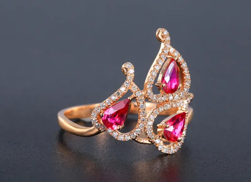 【18k金镶红宝石戒指 宝石参数:0.65ct 配石:钻石79颗,总重2.26克,圈口:13.5号(可改圈)】图1