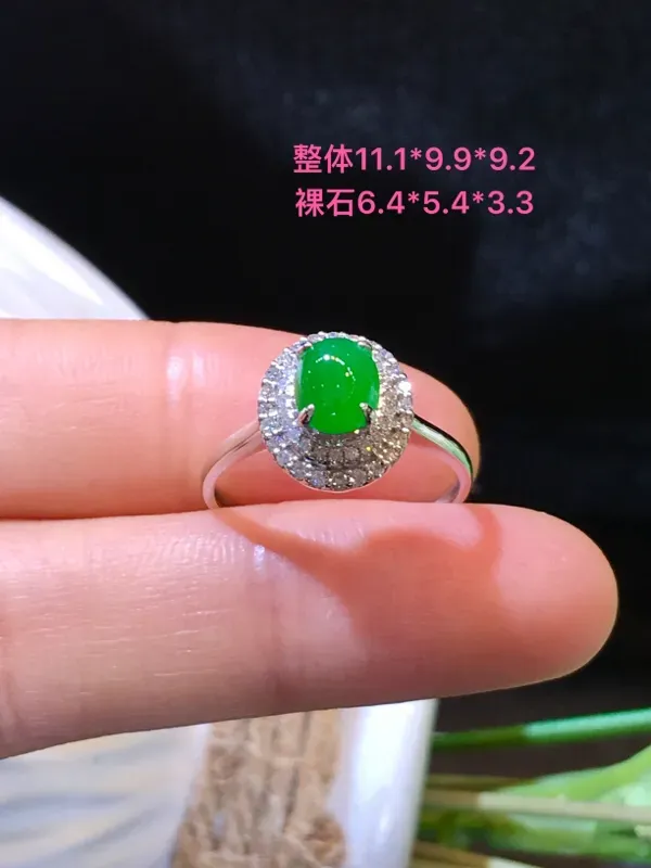 翡翠a货，满绿蛋面戒指，18k金伴钻，佩戴精美，性价比高，裸石尺寸6.4*5.4*3.3mm
