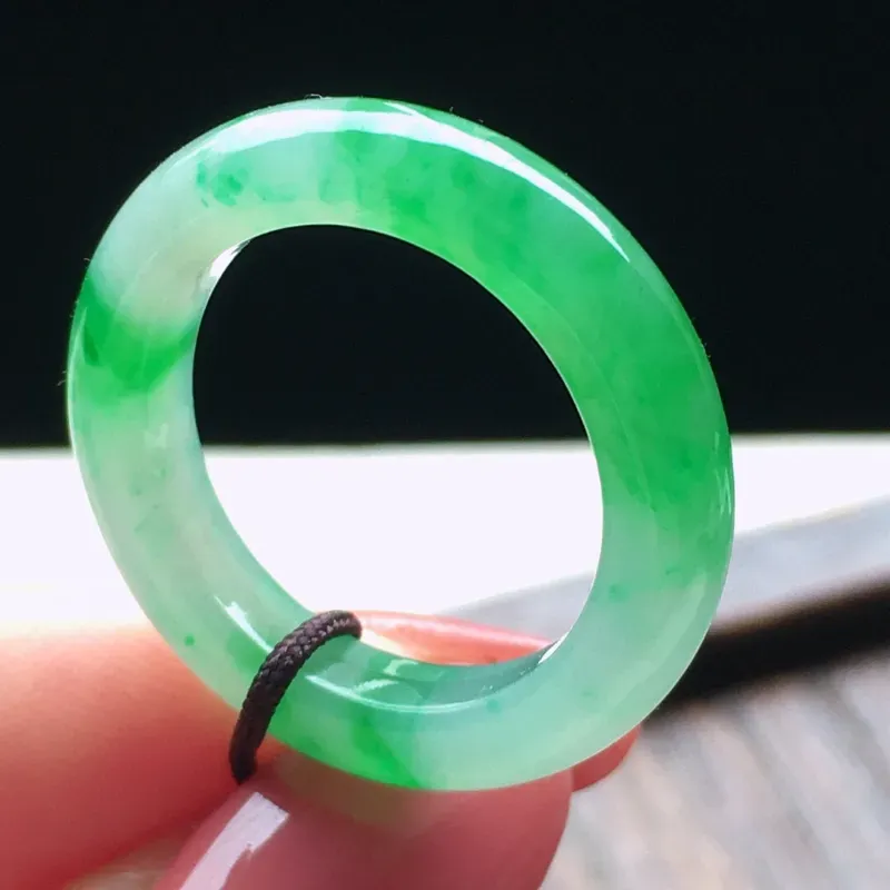 翡翠18圈带绿指环，玉质莹润，佩戴佳品，内径：18.5mm，尺寸：4.3*4.0mm，重3.03克