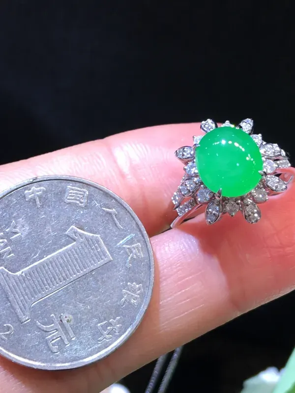 翡翠a货，满绿蛋面戒指，18k金伴钻，佩戴精美，性价比高，裸石尺寸9.0*8.0*3.0mm