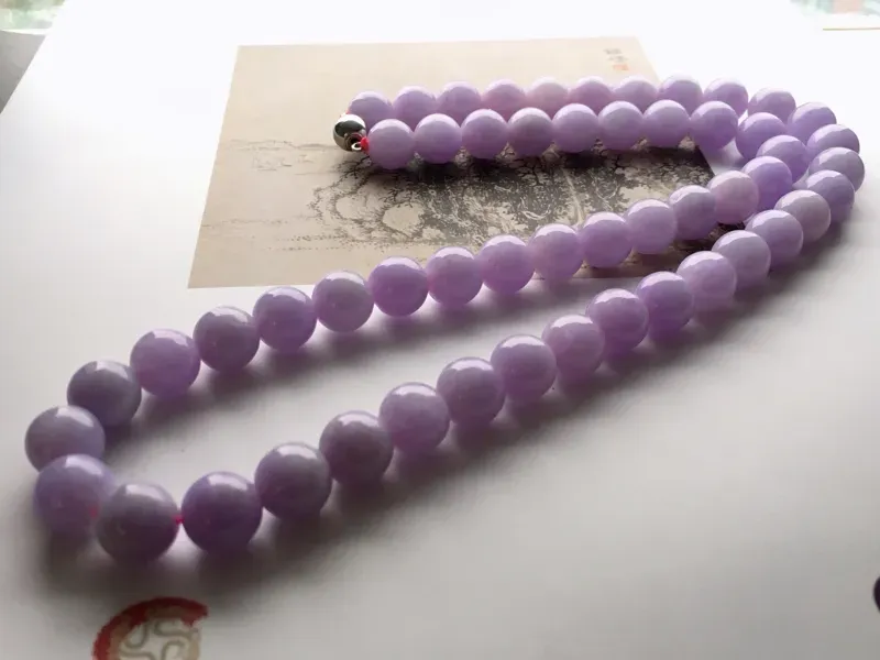 #自然光拍#紫色珠链，色泽艳丽，种好细腻，精美。54粒，金属扣是饰品