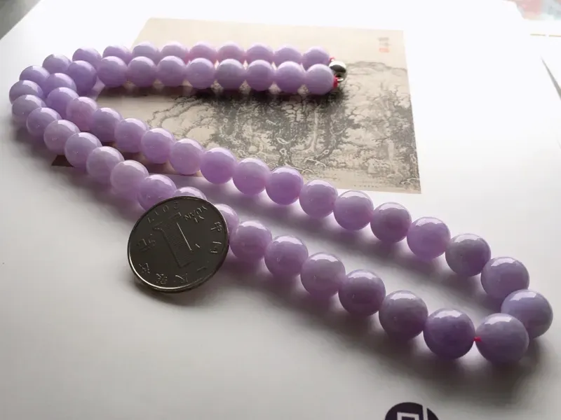 #自然光拍#紫色珠链，色泽艳丽，种好细腻，精美。54粒，金属扣是饰品