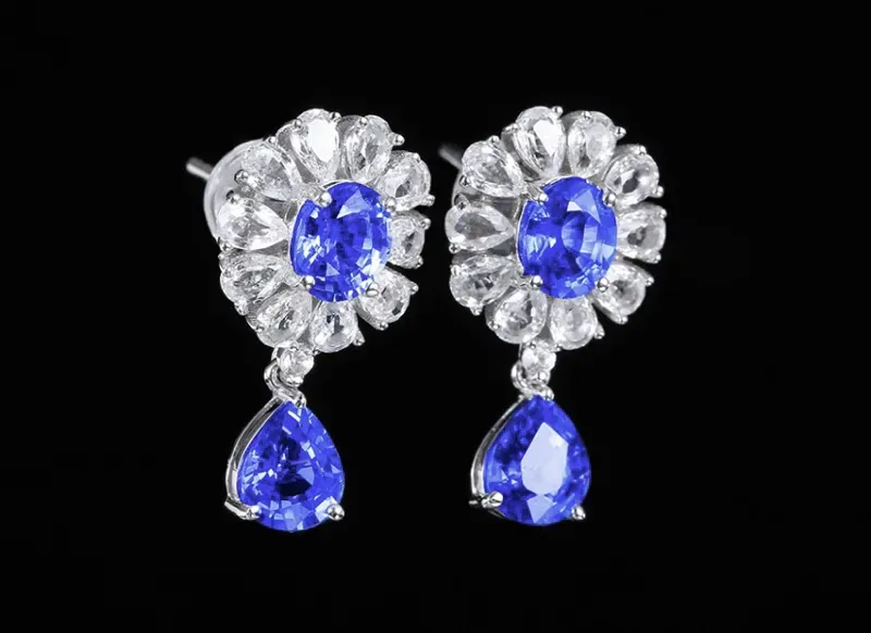 【18k金镶蓝宝石耳钉 宝石参数:2.3ct 配石:白蓝宝22颗,总重2.72克】图1