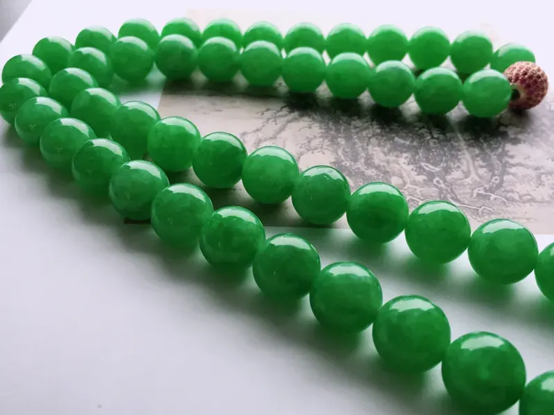 #自然光拍#绿色珠链，色泽艳丽，种好细腻，精美。金属扣是饰品。58粒