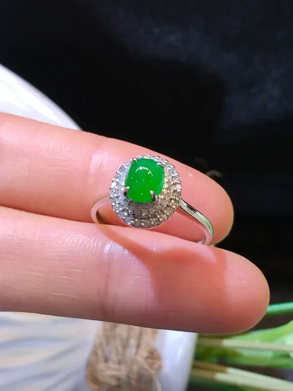 翡翠a货，满绿蛋面戒指，18k金伴钻，佩戴精美，性价比高，裸石尺寸6.4*5.4*3.3mm