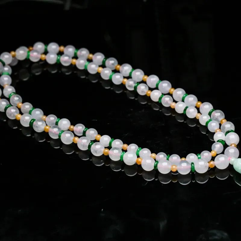 真心推荐天然翡翠珠链。共74颗（不含配珠），取其中一颗珠尺寸大约7.3mm，珠子玉质莹润，靓丽秀气，实物漂亮，佩戴效果高贵时尚。