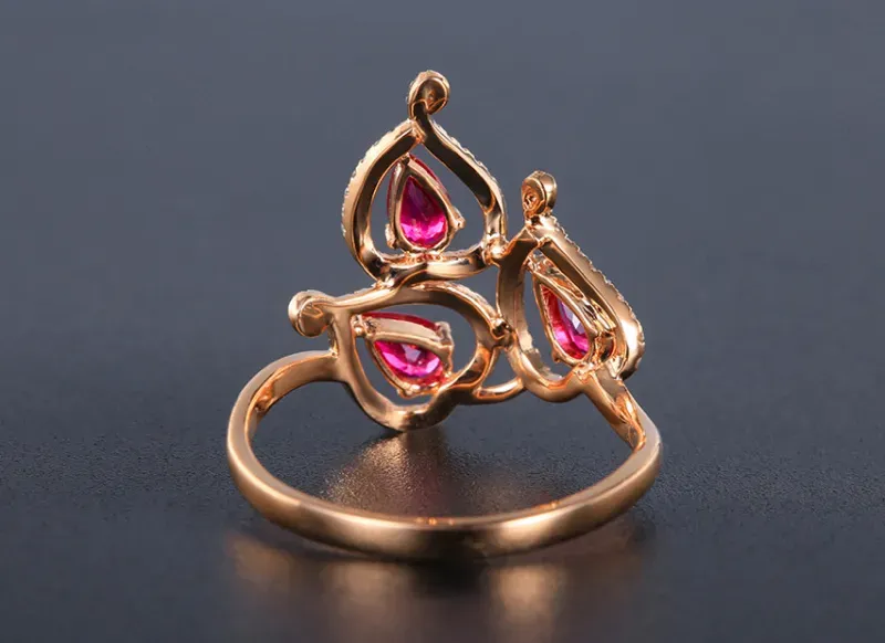 【18k金镶红宝石戒指 宝石参数:0.65ct 配石:钻石79颗,总重2.26克,圈口:13.5号(可改圈)】图2