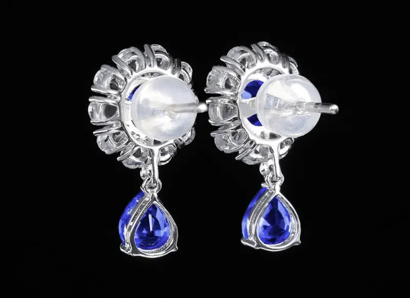 【18k金镶蓝宝石耳钉 宝石参数:2.3ct 配石:白蓝宝22颗,总重2.72克】图2