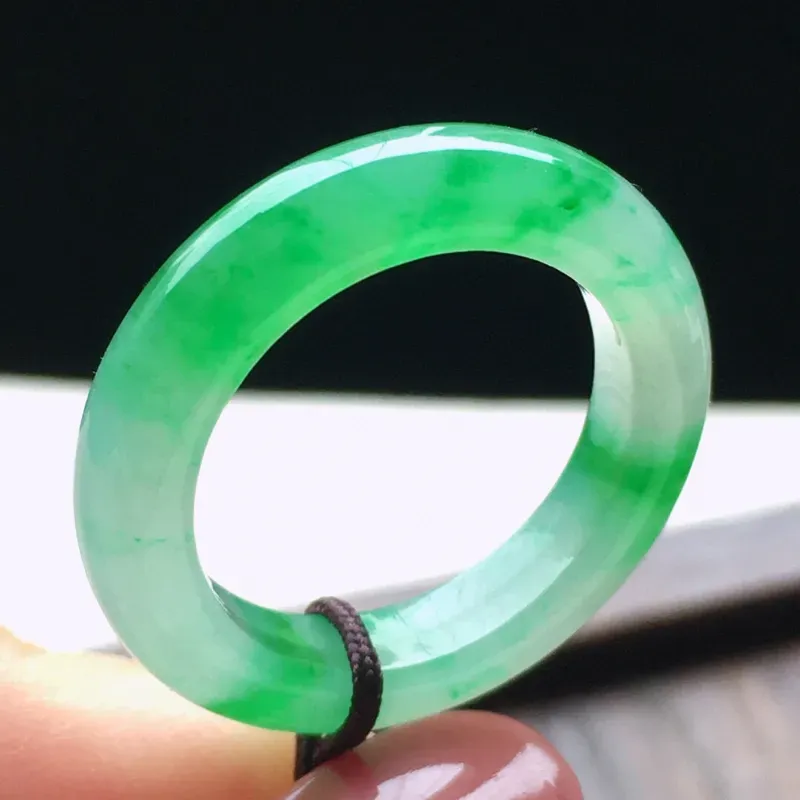 翡翠18圈带绿指环，玉质莹润，佩戴佳品，内径：18.5mm，尺寸：4.3*4.0mm，重3.03克