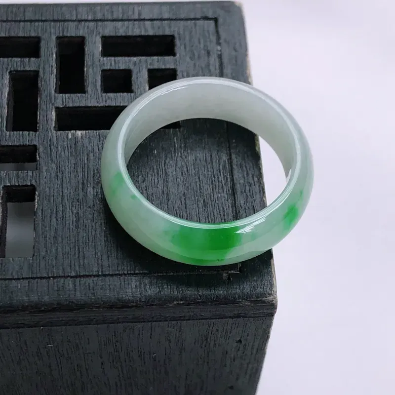 飘阳绿圆环戒指，内径：18.3*6.2*2.5mm 玉质细腻，飘绿灵动，上手大方（赌神戒）