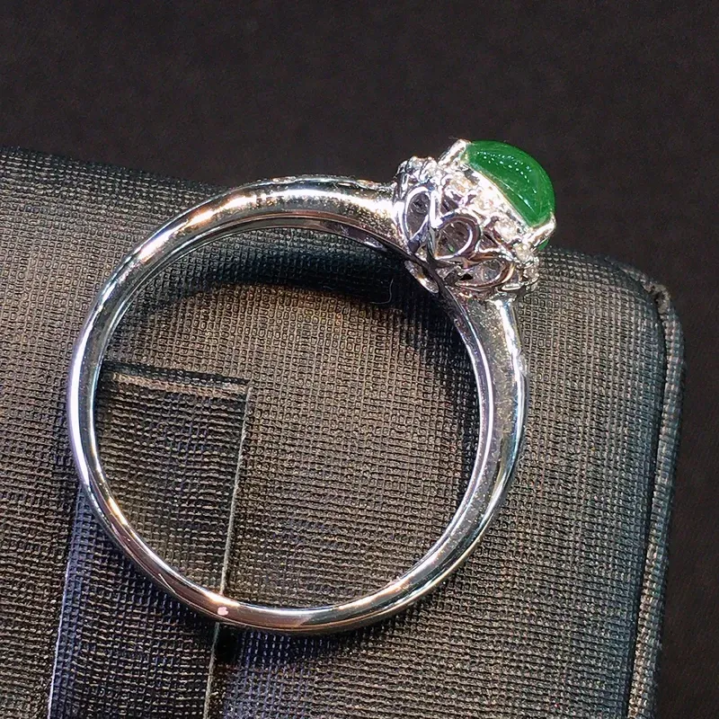 品质优选高冰阳绿蛋面18K金伴钻镶嵌戒指，玉石尺寸：6.3*3.5mm