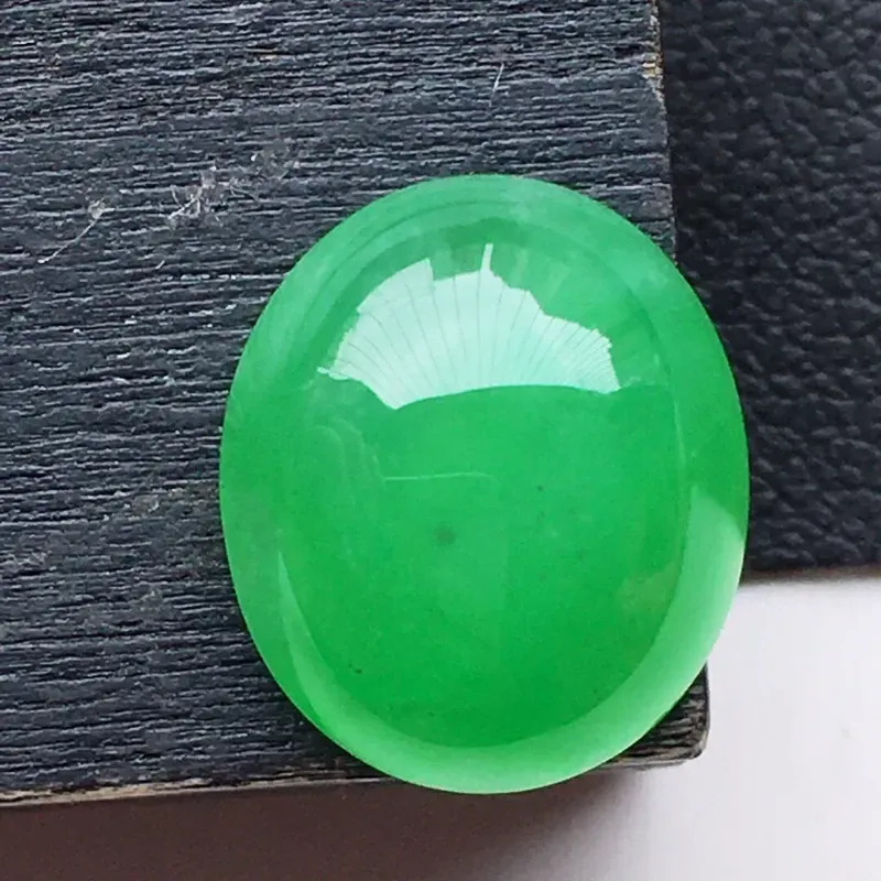 翡翠带绿蛋面，玉质莹润，佩戴佳品，尺寸：12.1*10.4*5.0mm，重1.00克