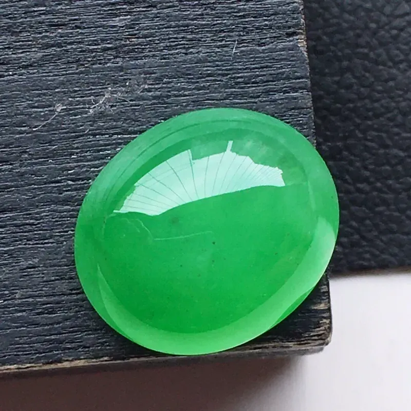 翡翠带绿蛋面，玉质莹润，佩戴佳品，尺寸：12.1*10.4*5.0mm，重1.00克