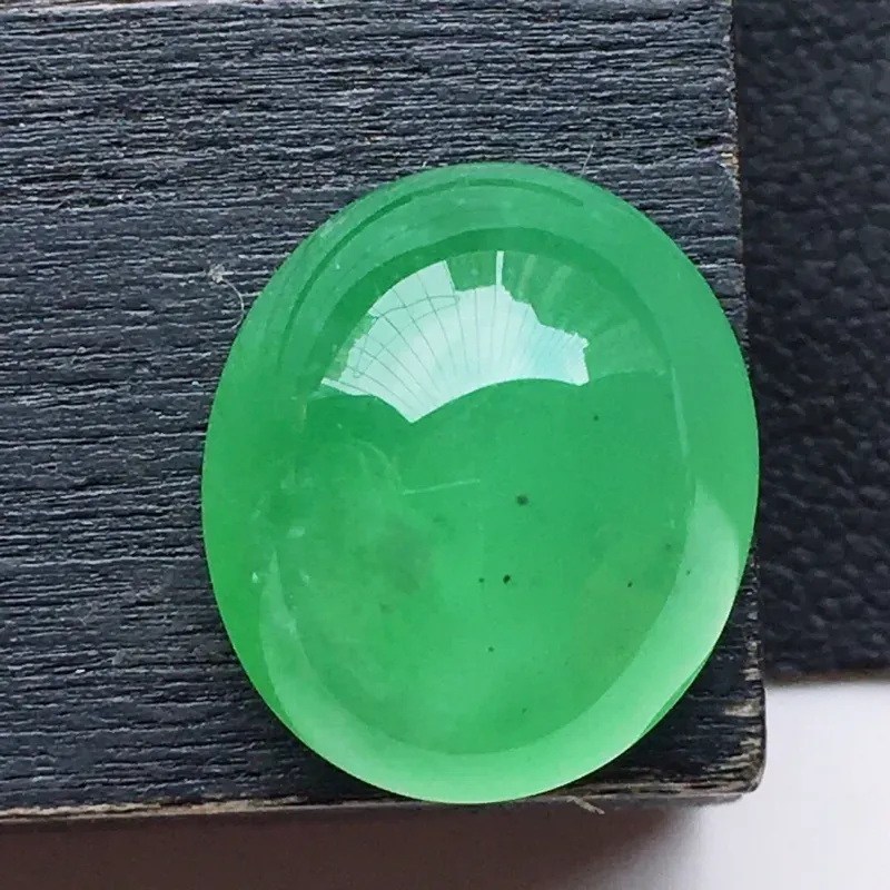 翡翠带绿蛋面，玉质莹润，佩戴佳品，尺寸：13.6*11.6*6.8mm，重1.68克