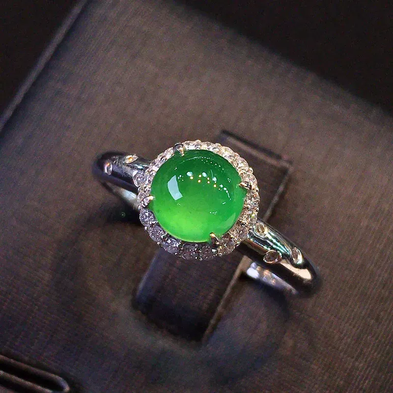 品质优选高冰阳绿蛋面18K金伴钻镶嵌戒指，玉石尺寸：6.3*3.5mm