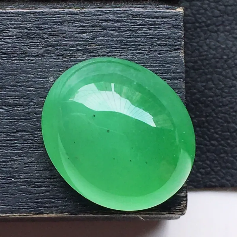 翡翠带绿蛋面，玉质莹润，佩戴佳品，尺寸：13.6*11.6*6.8mm，重1.68克