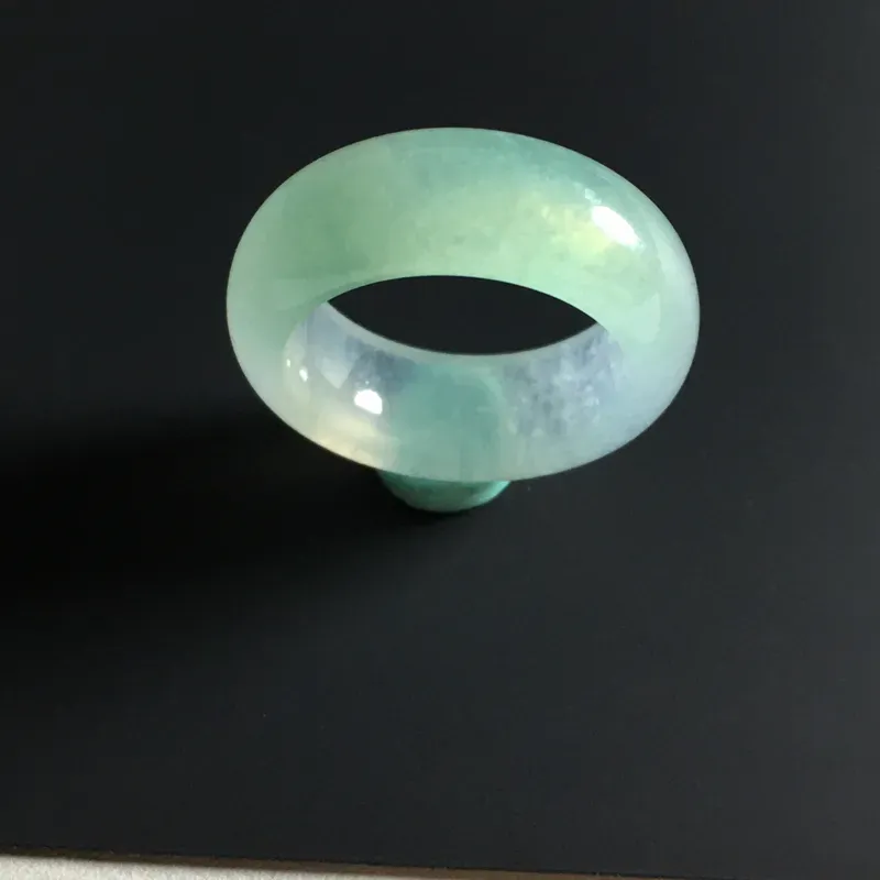 冰种晴绿指环 外径24.5宽8厚4毫米 内直径17毫米 种好冰透 细腻起胶 清爽亮丽