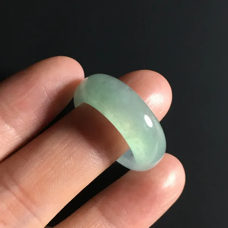 冰种晴绿指环 外径24.5宽8厚4毫米 内直径17毫米 种好冰透 细腻起胶 清爽亮丽